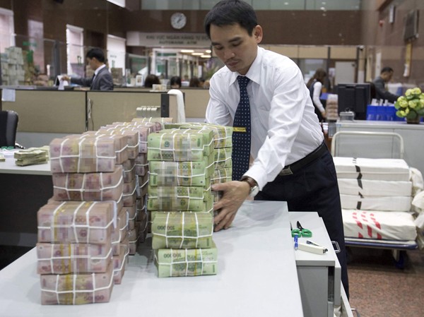 Cảnh báo từ nợ tư tăng mạnh Nợ tư tăng nhanh, trong khi doanh nghiệp làm ăn khó khăn sẽ khiến nợ xấu ngân hàng tăng mạnh. Ảnh: Hồng Vĩnh