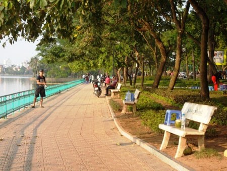Hồ Tây: Muốn ngồi ghế đá thì phải ... trả tiền Hồ Tây: Muốn ngồi ghế đá thì phải ... trả tiền