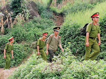 Tên tướng cướp khoác chiếc áo đầy súng và mìn Tên tướng cướp khoác chiếc áo đầy súng và mìn