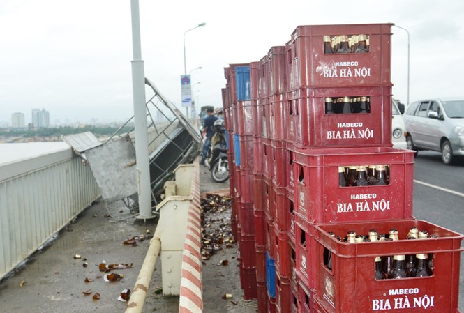 Lật xe tải chở bia trên cầu Thăng Long Lật xe tải chở bia trên cầu Thăng Long