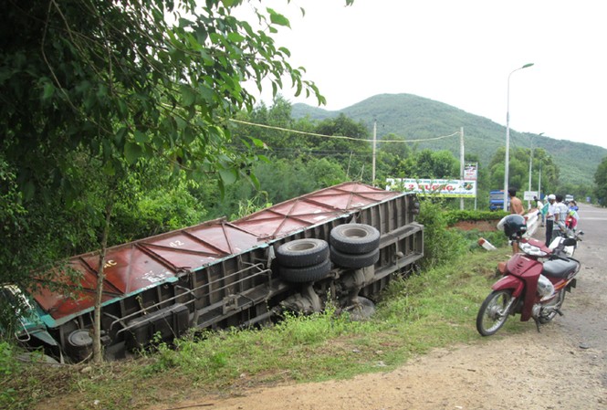 Xe tải lật nhào xuống vực Xe tải lật nhào xuống vực