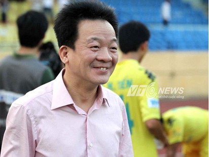 Bầu Hiển ăn bánh mỳ dây chun, kiếm tiền nuôi bóng đá Bầu Hiển ăn bánh mỳ dây chun, kiếm tiền nuôi bóng đá