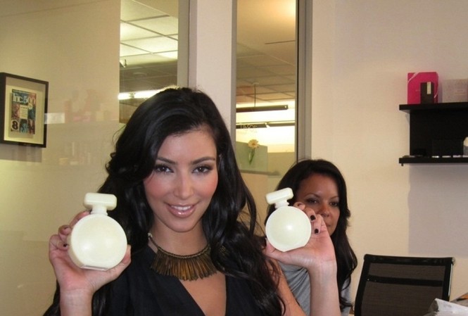 'Quả bom sex' Kim Kardashian lại ra mắt dòng nước hoa mới 'Quả bom sex' Kim Kardashian lại ra mắt dòng nước hoa mới