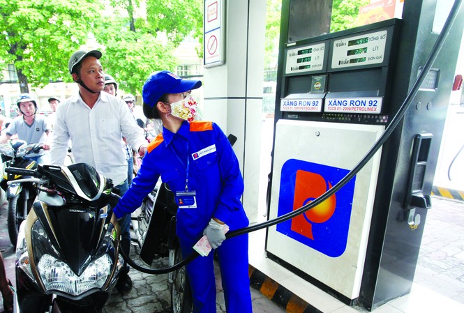 Phải chia nhỏ Petrolimex để xóa độc quyền Giá xăng dầu tăng liên tiếp 4 lần chỉ trong vòng có 40 ngày. Ảnh: Xuân Phú