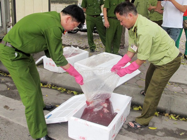 Đưa một tấn nội tạng thối về Thủ đô Toàn bộ số nội tạng trên đều được ngâm hóa chất, bốc mùi hôi thối