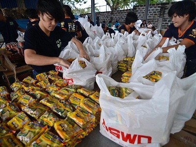 Hàng cứu trợ liên tục đổ về Philippines Hàng cứu trợ liên tục đổ về Philippines