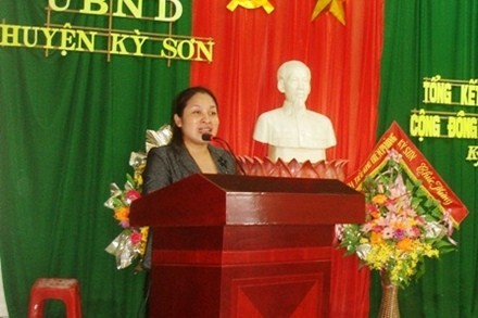 Nữ phó chủ tịch huyện say rượu: Tôi cả nể quá! Phó chủ tịch Cụt Thị Nguyệt phát biểu tại một hội nghị. Ảnh: L.G