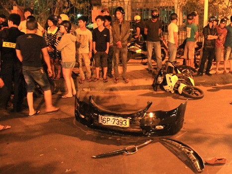 Cho rằng 'va quẹt nhỏ', nữ tài xế lái ôtô bỏ đi Cho rằng 'va quẹt nhỏ', nữ tài xế lái ôtô bỏ đi