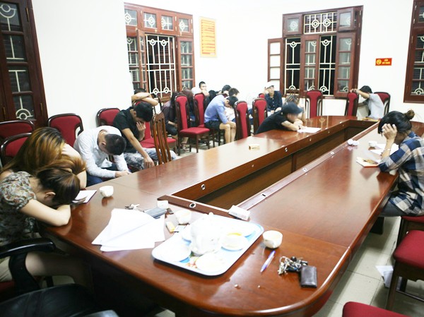 Hàng chục cảnh sát 'vây' 23 'dân bay' trong nhà nghỉ Hàng chục cảnh sát 'vây' 23 'dân bay' trong nhà nghỉ