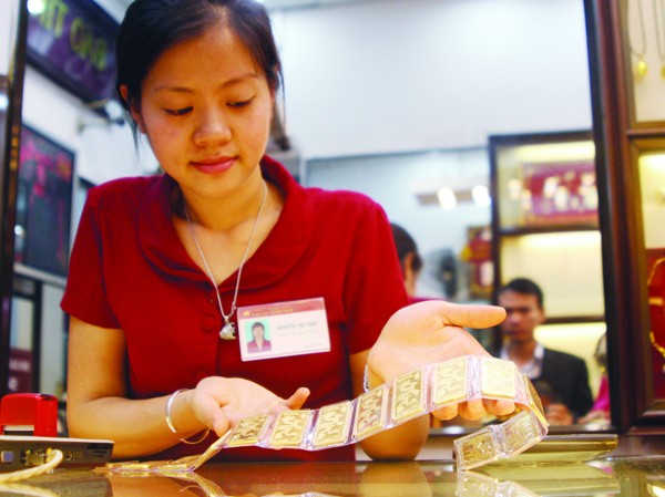 Lại cho kinh doanh vàng qua tài khoản Giá vàng trong nước hôm qua giảm, dù giá thế giới tăng, do tác động từ chính sách mới của NHNN. Ảnh: Minh Đức