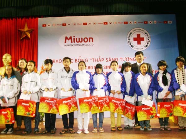 Trao học bổng cho 182 học sinh khuyết tật Trao học bổng cho 182 học sinh khuyết tật
