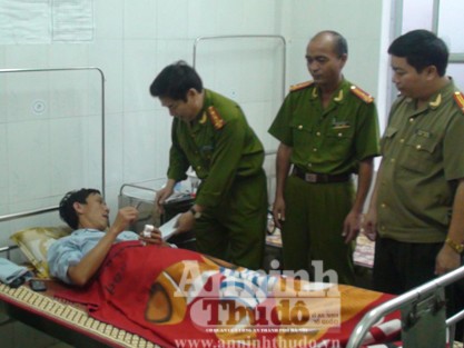 Xông vào viện truy sát, chém trọng thương công an Xông vào viện truy sát, chém trọng thương công an