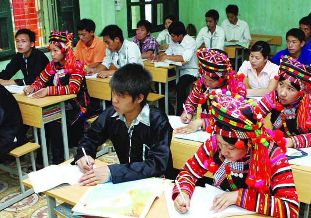 Học ngày, học đêm Học sinh PTTH huyện Mường Tè, Lai Châu đang ôn luyện chuẩn bị cho kỳ thi tốt nghiệp Ảnh: Lê Thanh