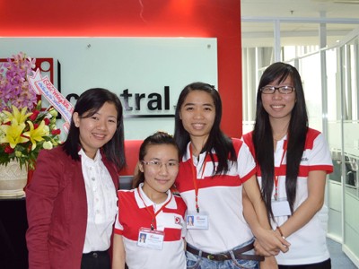 Cô sinh viên đến công ty trên lưng bố Cô sinh viên đến công ty trên lưng bố