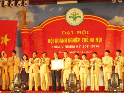 Hội doanh nghiệp trẻ Hà Nội nhận bằng khen của Thủ tướng Ông Nguyễn Xuân Phúc trao bằng khen của Thủ tướng cho Hội