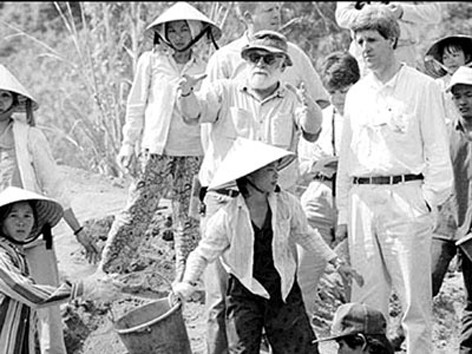 Ngoại trưởng John Kerry đang ngồi kia... Ngoại trưởng John Kerry đang ngồi kia...