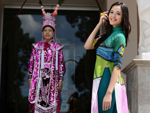 Á hậu Hoàng Anh rạng rỡ cùng áo dài Việt Á hậu Hoàng Anh rạng rỡ cùng áo dài Việt