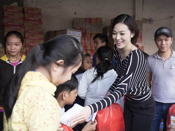 Khánh My giản dị trao quà Tết cho người nghèo Khánh My giản dị trao quà Tết cho người nghèo