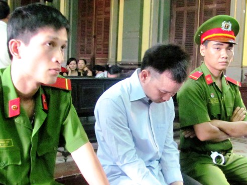 Rưới xăng đốt xác nhân tình vì sợ... vợ Rưới xăng đốt xác nhân tình vì sợ... vợ