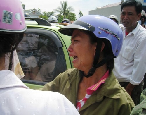 Xe Lifan lao xuống ao: Trên người bê bết máu, bùn đất Xe Lifan lao xuống ao: Trên người bê bết máu, bùn đất