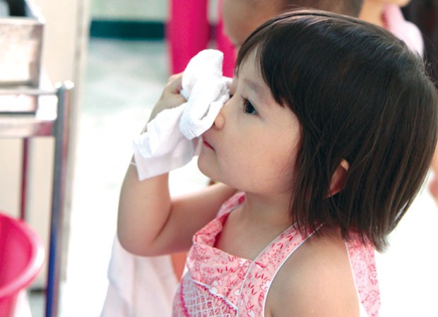 Trong nhà có người đau mắt đỏ, làm gì để không lây? Trong nhà có người đau mắt đỏ, làm gì để không lây?