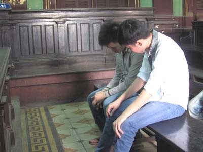 Đi chơi với hai bạn trai, thiếu nữ bị cưỡng hiếp tập thể Đi chơi với hai bạn trai, thiếu nữ bị cưỡng hiếp tập thể