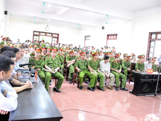 Mẹ nạn nhân vụ 'quan tài diễu phố' ngất lịm tại tòa Toàn cảnh phiên tòa sáng nay 5/9