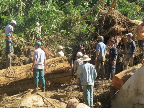 Thi thể chàng trai dưới hàng trăm mét khối đất đá Thi thể chàng trai dưới hàng trăm mét khối đất đá
