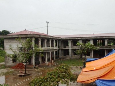 Trường học bỏ hoang, nhà thầu...bật khóc Trường học bỏ hoang, nhà thầu...bật khóc