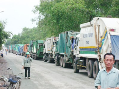 Dân khu vực bãi rác Đa Phước kêu trời Xe chở rác tập kết thành hàng dài, khiến người dân sống cạnh quốc lộ 50 chết ngạt vì mùi hôi