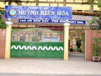 Kinh hoàng cháu bé 8 tuổi bị đâm khi vừa tan học Trường Tiểu học Huỳnh Kiến Hoa nơi bé Hà theo học