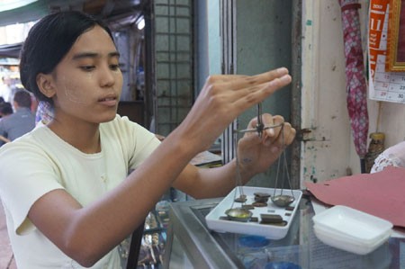 Khám phá chợ đá quý giá… bèo ở Myanmar Khám phá chợ đá quý giá… bèo ở Myanmar