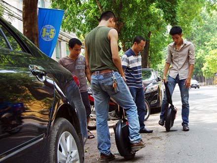 Tò mò với thú chơi xe điện một bánh Tò mò với thú chơi xe điện một bánh