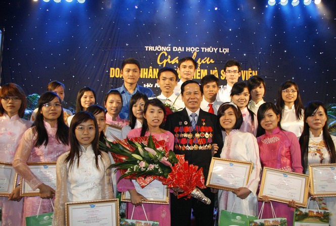 Một doanh nhân chi 10 tỷ đồng tặng học bổng cho sinh viên Một doanh nhân chi 10 tỷ đồng tặng học bổng cho sinh viên