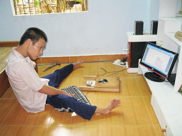 Vần thơ không tật nguyền Ve Sầu loay hoay sửa thơ trên máy vi tính. Ảnh: Thanh Ba