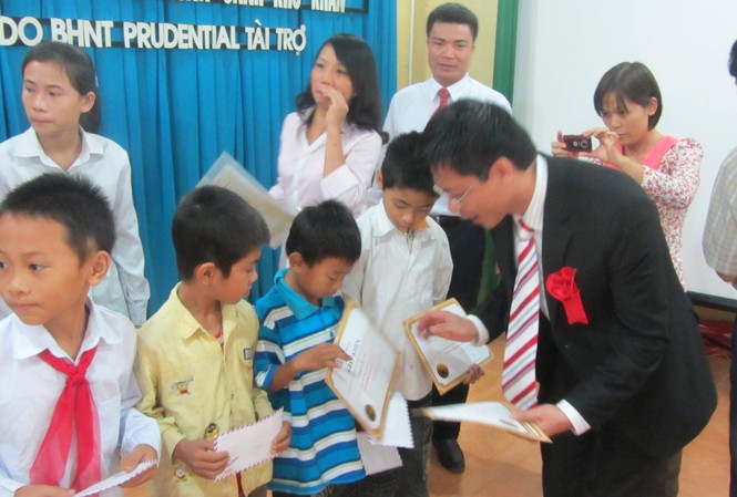 Prudential trao học bổng cho học sinh ngoại thành Hà Nội Prudential trao học bổng cho học sinh ngoại thành Hà Nội