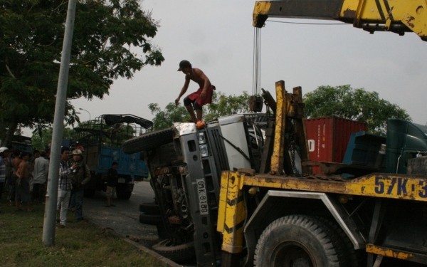 Phá cửa cứu tài xế mắc kẹt trong xe tải lật Phá cửa cứu tài xế mắc kẹt trong xe tải lật