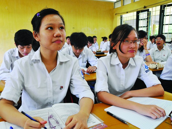 Trường công thêm quá tải? Khối THPT được dùng 70% học phí chi cho lương. Ảnh: Hồng Vĩnh