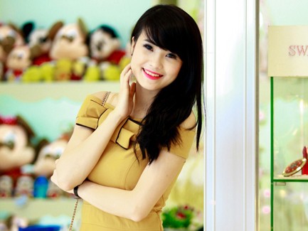 Khánh Chi khoe dáng tại điểm thi tài sắc Imiss Khánh Chi khoe dáng tại điểm thi tài sắc Imiss