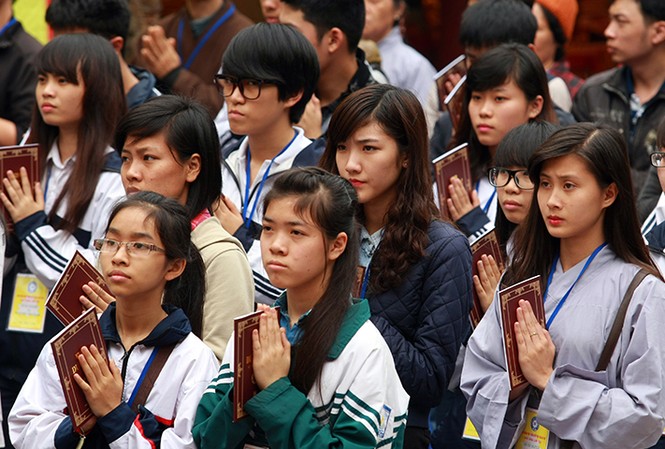Hàng trăm học sinh đến chùa... hỏi thi đại học Hàng trăm học sinh đến chùa... hỏi thi đại học