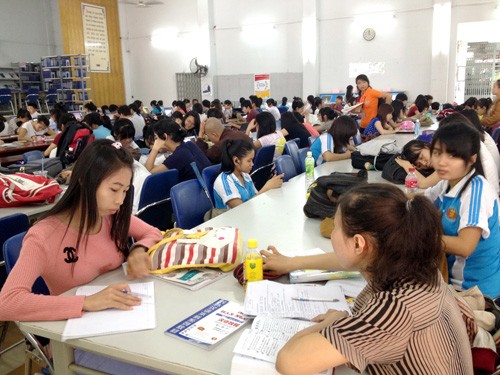 Sinh viên trốn nóng Sinh viên trốn nóng