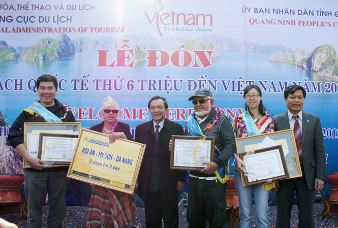 Việt Nam đón vị khách quốc tế thứ 6 triệu Lãnh đạo TCDL trao quà và kỷ niệm chương cho vị khách thứ 6tr