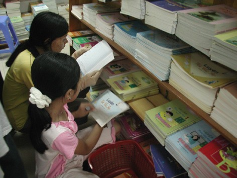 Tiến tới đa dạng sách giáo khoa Sau năm 2015, học sinh sẽ có bộ SGK mới đảm bảo hài hòa giữa “dạy chữ” và “dạy người”. Ảnh: ngọc châu