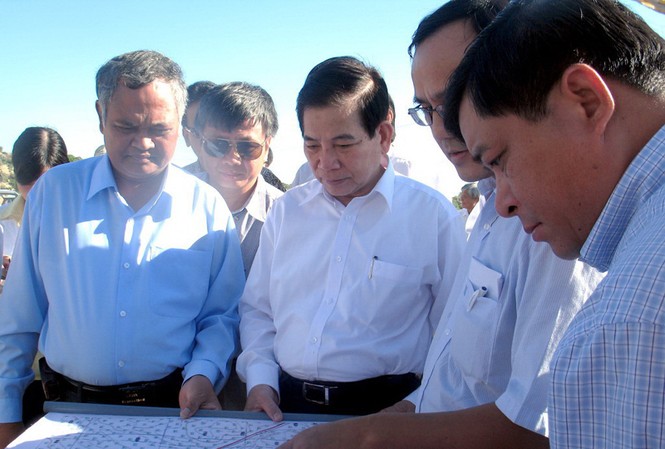 Chủ tịch nước kiểm tra địa điểm xây Nhà máy điện hạt nhân Chủ tịch nước Nguyễn Minh Triết kiểm tra địa điểm xây dựng tổ máy số 1