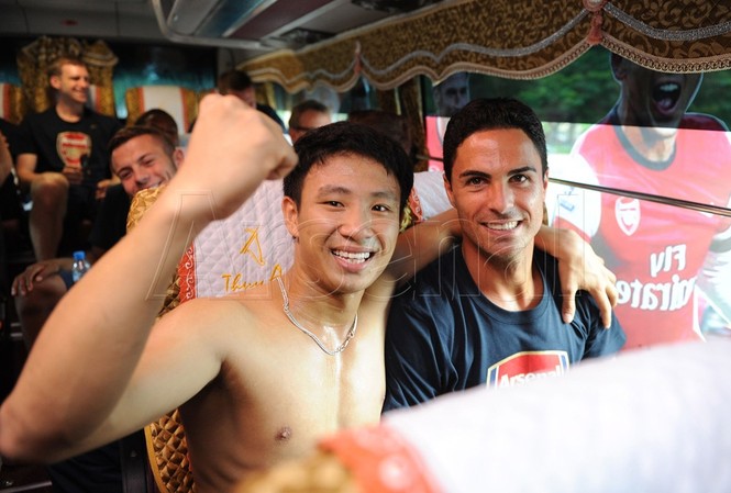Cởi trần chạy 5 km, fan cuồng được sao Arsenal mời lên xe, tặng chữ ký Cởi trần chạy 5 km, fan cuồng được sao Arsenal mời lên xe, tặng chữ ký