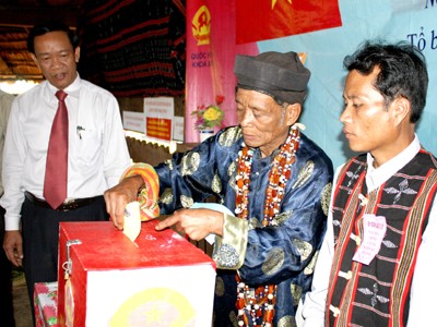 Ngày hội đến sớm Cử tri thôn Voòng nô nức bầu cử sớm Ảnh: Nguyễn Thành