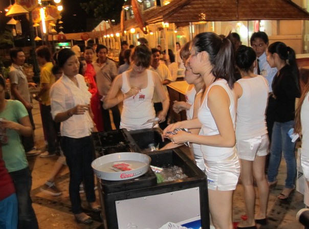 Tình yêu lầm lỡ của cô gái tiếp thị bia Tình yêu lầm lỡ của cô gái tiếp thị bia