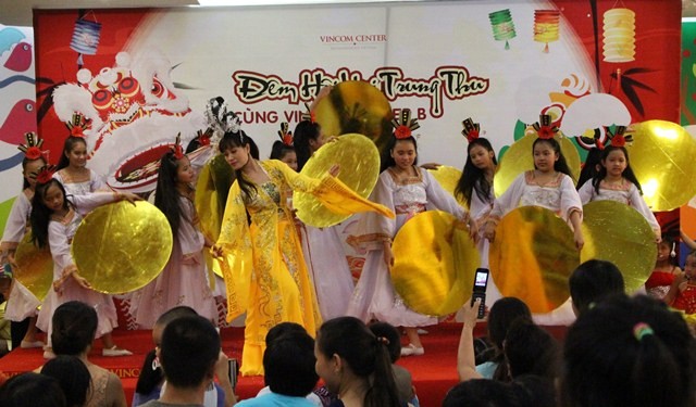 Tưng bừng ‘Vầng trăng cổ tích’ Tưng bừng ‘Vầng trăng cổ tích’