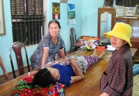 Bà bầu ‘ngọa’ trên bàn làm việc chủ tịch xã Bà bầu ‘ngọa’ trên bàn làm việc chủ tịch xã