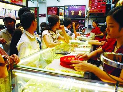 Vàng có dấu hiệu bị làm giá Giá vàng mấy ngày qua hút sự chú ý của giới đầu tư. Ảnh: Hồng Vĩnh